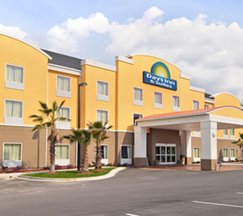 Days Inn & Suites by Wyndham Savannah North I-95 - Port Wentworth, GA