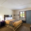 Super 8 by Wyndham White River Junction - Motels