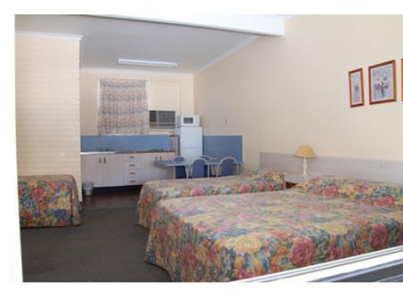 Golden Fountain Motel - Allenstown, QLD