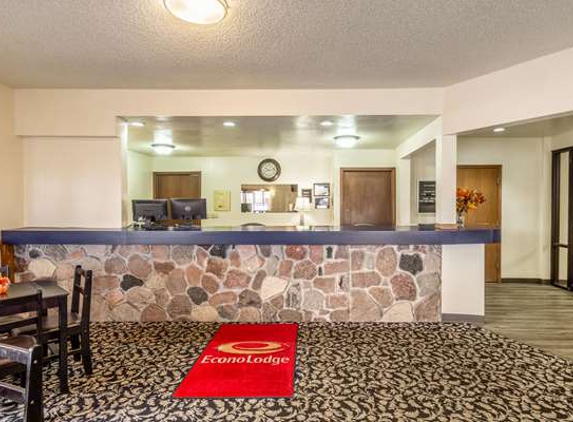 Econo Lodge - Waupaca, WI