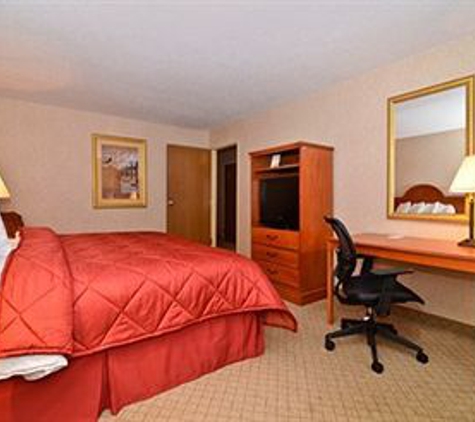 Quality Inn & Suites Woodstock near Lake Geneva - Woodstock, IL