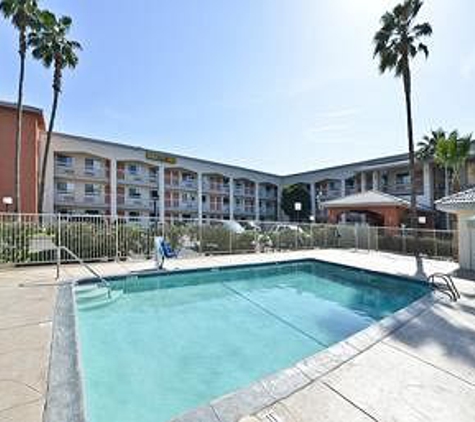 Super 8 by Wyndham Bakersfield/Central - Bakersfield, CA