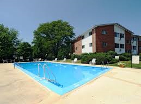 Pine Ridge Apartments - Moline, IL