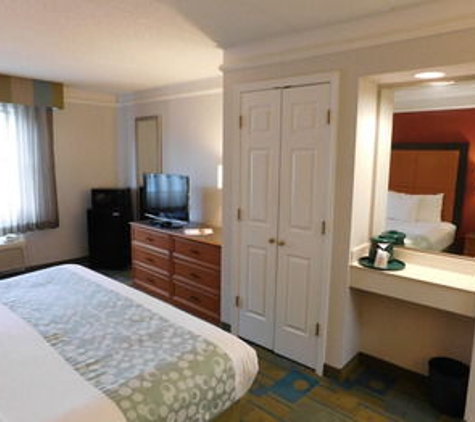 Days Inn & Suites by Wyndham Schaumburg - Schaumburg, IL