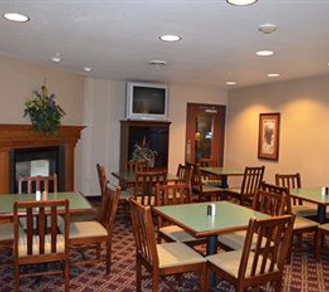 Centerstone Inn & Suites - Maquoketa, IA