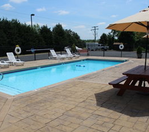 Holiday Inn Express & Suites Warrenton - Warrenton, VA