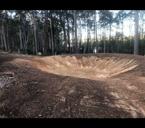 Wayne Coppin Earthmoving - Surf Beach, NSW. Dam Excavators