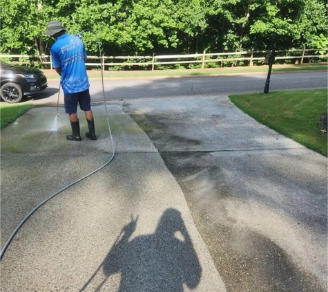 Skilled Pugs - Euharlee, GA. Driveway surface cleaning