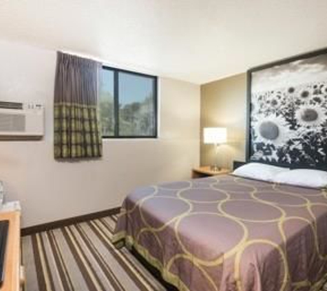 Super 8 by Wyndham Jamestown - Jamestown, ND