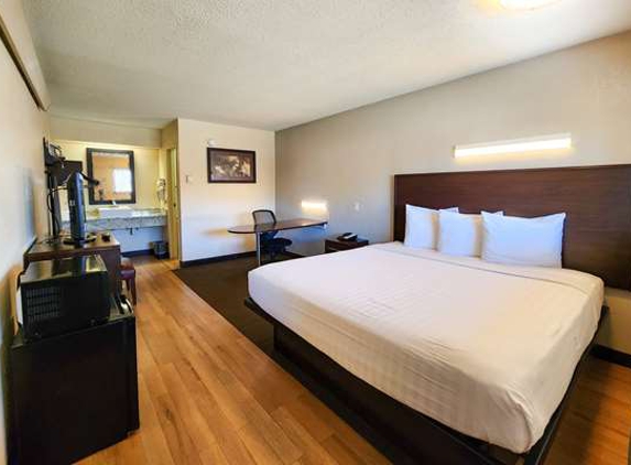 Travelodge by Wyndham Peoria - Peoria, IL