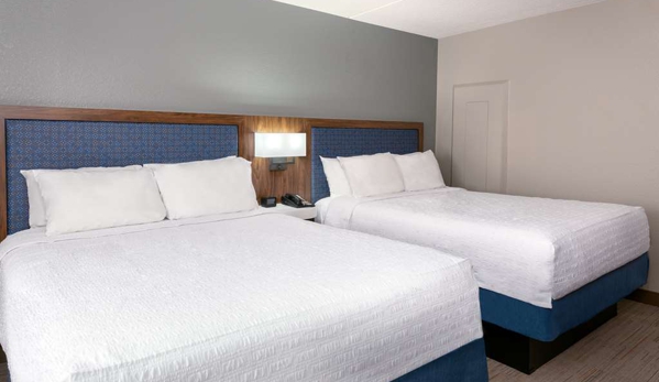 Hampton Inn & Suites - Charlottesville, VA