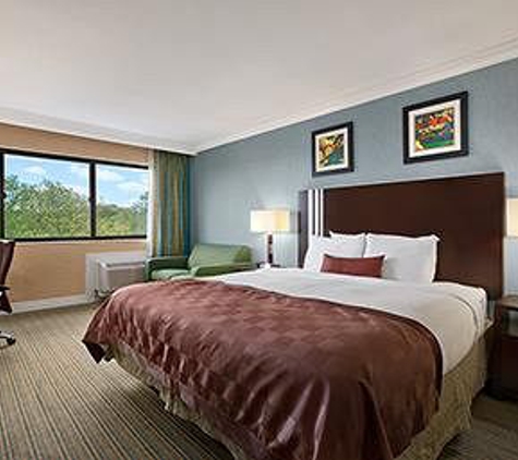 Ramada Plaza by Wyndham Holtsville Long Island - Holtsville, NY