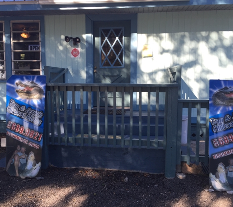 Jerry's Gator Lagoon - Lake Panasoffkee, FL. gift shop