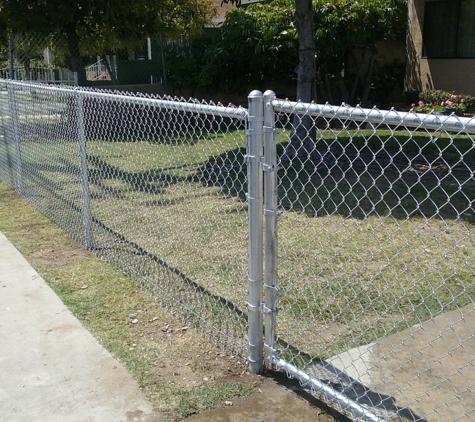 Ochoa's Budget Fence Co. - Los Angeles, CA. 4ft chain link fence with gate.