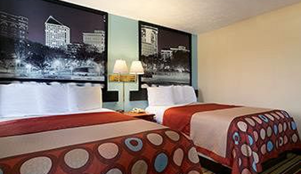 Super 8 by Wyndham Park City/North Wichita Area - Park City, KS