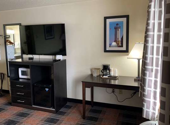 Baymont Inn & Suites - Waupun, WI