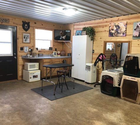 Ri Lee Kennels - Oconto Falls, WI. Grooming area