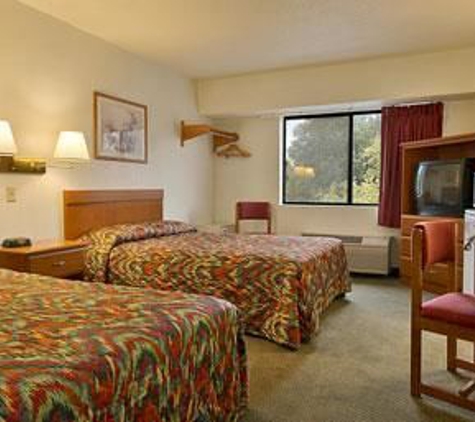 Super 8 by Wyndham Stamford/New York City Area - Stamford, CT