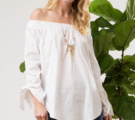 Vees Boutique - Tacoma, WA. S, M, & L
Relaxed of the shoulder blouse