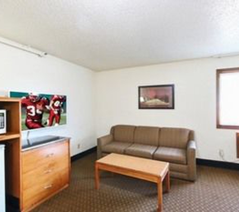 Red Roof Inn - Maryville, MO