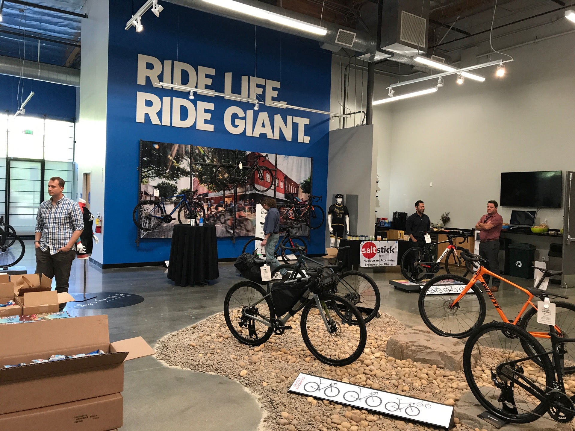 Giant deals bike retailers