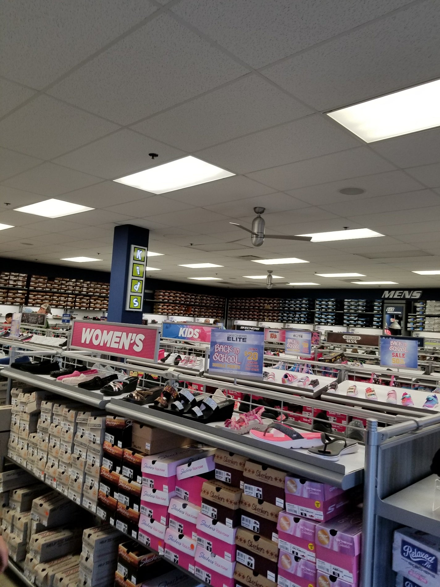 SKECHERS Factory Outlet - Lee, MA 01238