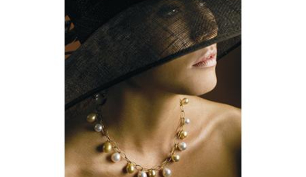 Girls Love Pearls - Brisbane City, QLD. Gold and white South Sea pearls on yellow gold oval link necklet.