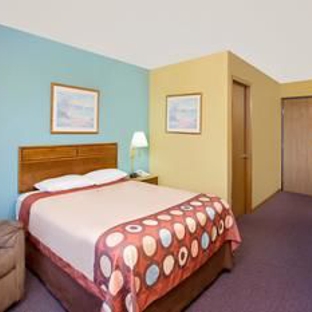 Super 8 by Wyndham Dyersville - Dyersville, IA