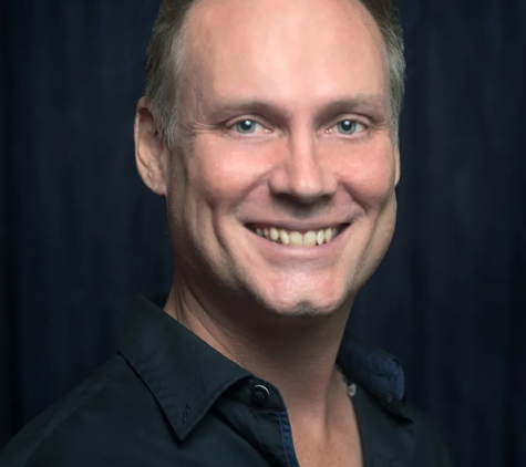Stage Door Theatre Restaurant - Arcadia, QLD. Kevin Wright, Entertainer