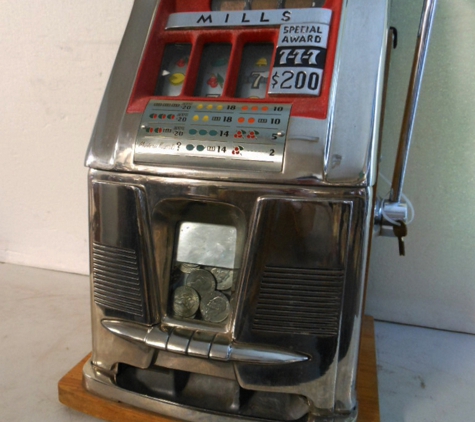 R AND H NOVELTY AND ANTIQUES AND ANTIQUE SLOT MACHINES - Reno, NV. 1948 777 AWARD $1.00 DOLLAR SLOT MACHINE VERY RARE SOLD.