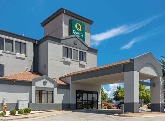 Americas Best Value Inn and Suites - Lees Summit, MO