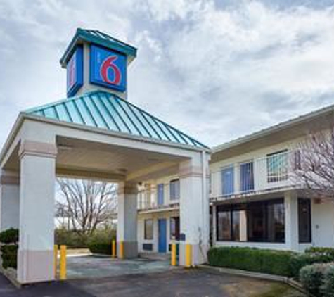 Motel 6 - Bells, TN