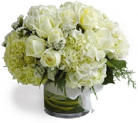 Miami Beach Flowers®, a Surf Florist, Inc Company - Miami Beach, FL. All White Elegant Centerpiece