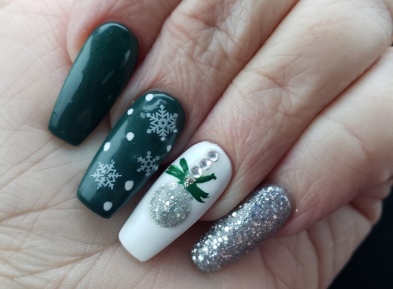 Mimi's Nail Salon - Spokane, WA. Super cute Christmas nails! :)