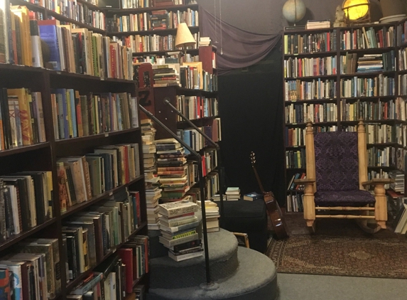 Armadillo's Pillow Bookstore - Chicago, IL