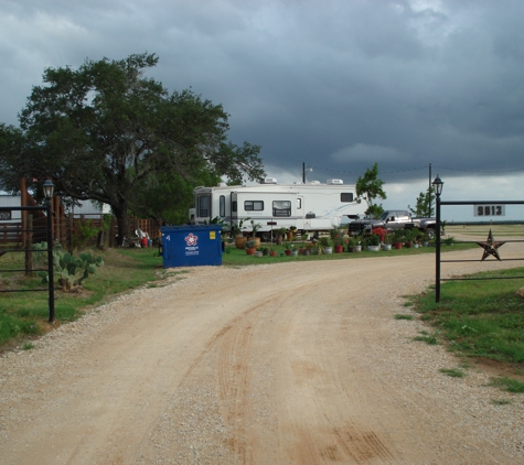 Hilltop RV Park - Pleasanton, TX