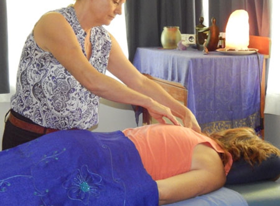 Robyn's Bowen Therapy & Emmett Technique - Gordonvale, QLD. Robyn performing Bowen Therapy moves for mid back pain.
