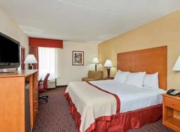 Baymont Inn & Suites - Southfield, MI