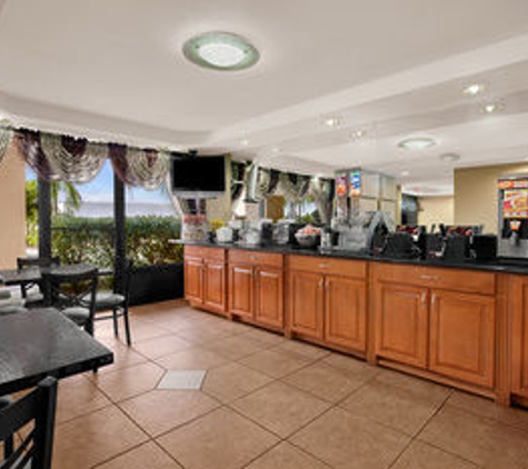 Super 8 by Wyndham Fort Myers - Fort Myers, FL