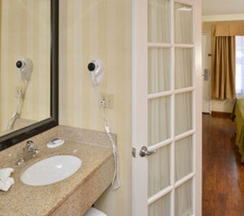 Best Western Plus Raffles Inn & Suites - Anaheim, CA