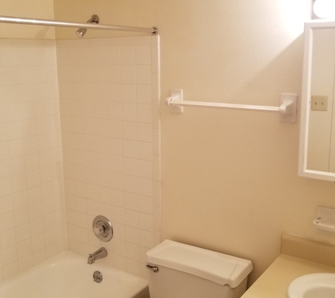 Caroline Apartments - Saint Louis, MO. 1BedroomUnit - Bathroom