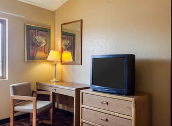 Econo Lodge - Watertown, SD