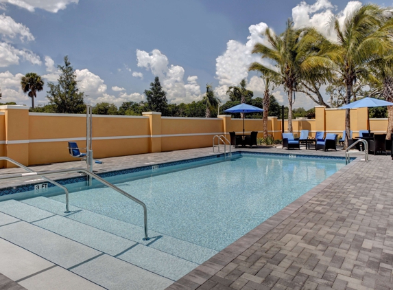 Hampton Inn & Suites Vero Beach Downtown - Vero Beach, FL