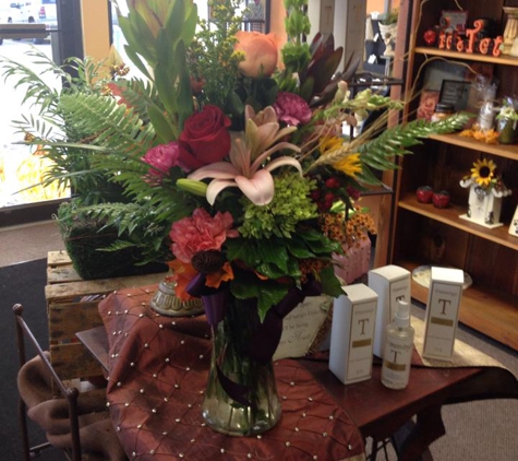 Danas Gifts and Flower Shoppe - Beloit, WI