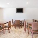Super 8 by Wyndham Kingman - Hotels