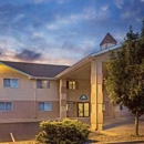 Days Inn by Wyndham Colorado Springs Airport - Motels