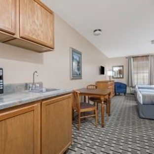 Days Inn & Suites by Wyndham Sellersburg - Sellersburg, IN