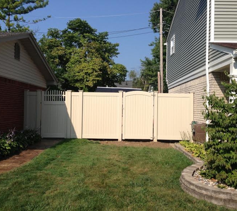 Custom Wood & Vinyl Fencing - Riverview, MI