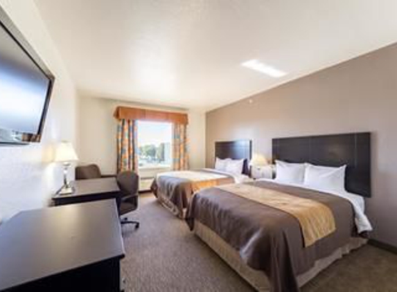 Days Inn & Suites by Wyndham San Antonio Near Frost Bank Center - San Antonio, TX