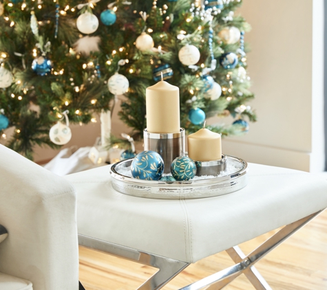 Cadeaux Christmas Interior Decorating - Dallas, TX. Emerald Tree & Centerpiece